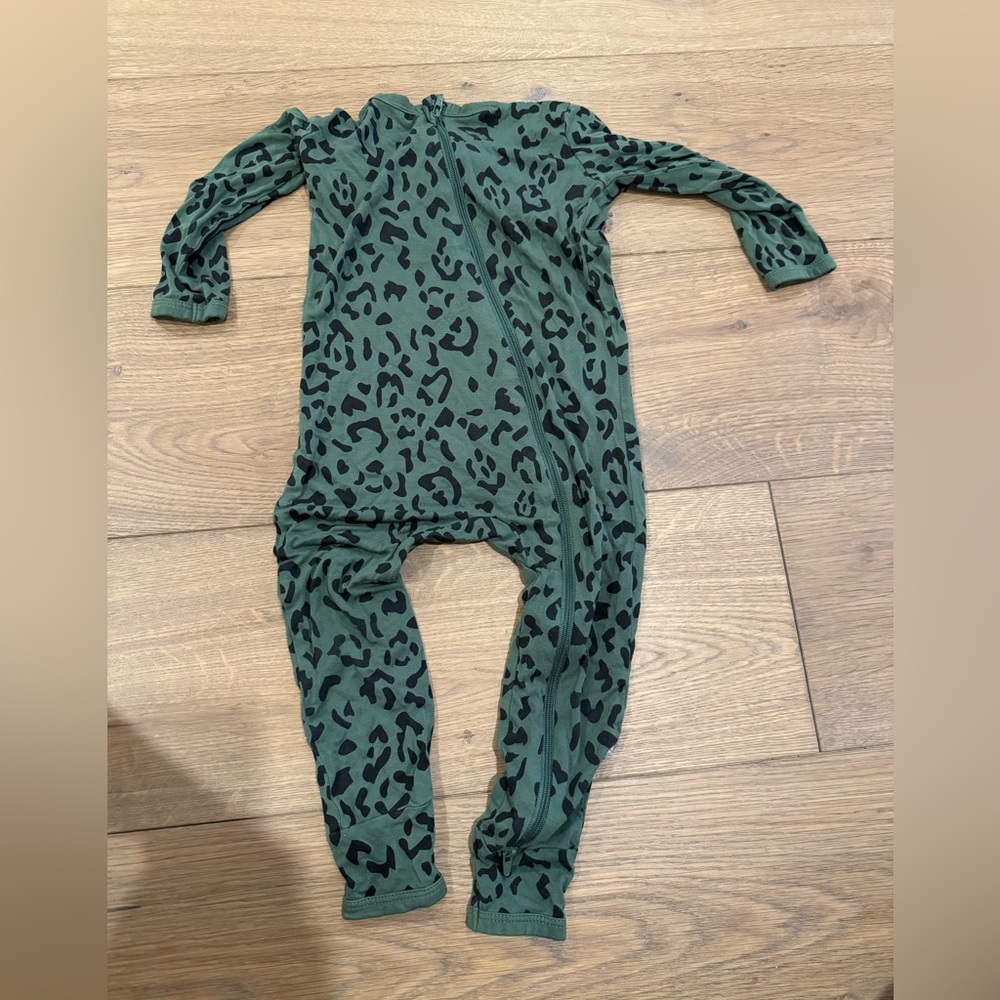 Kyte baby- long sleeve footless romper zipper - green leopard 3T